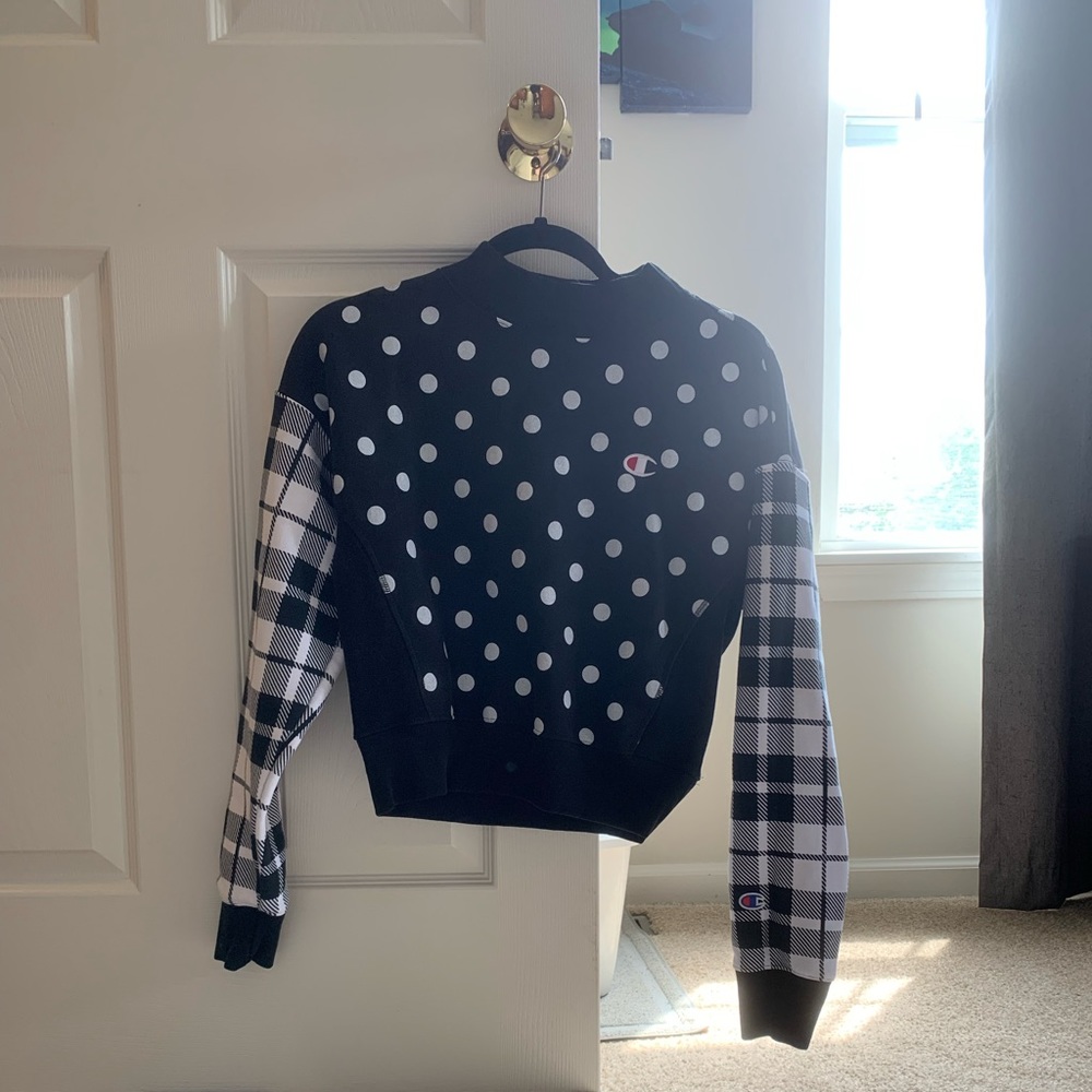 Black and white champion cropped sweatshirt. Size small